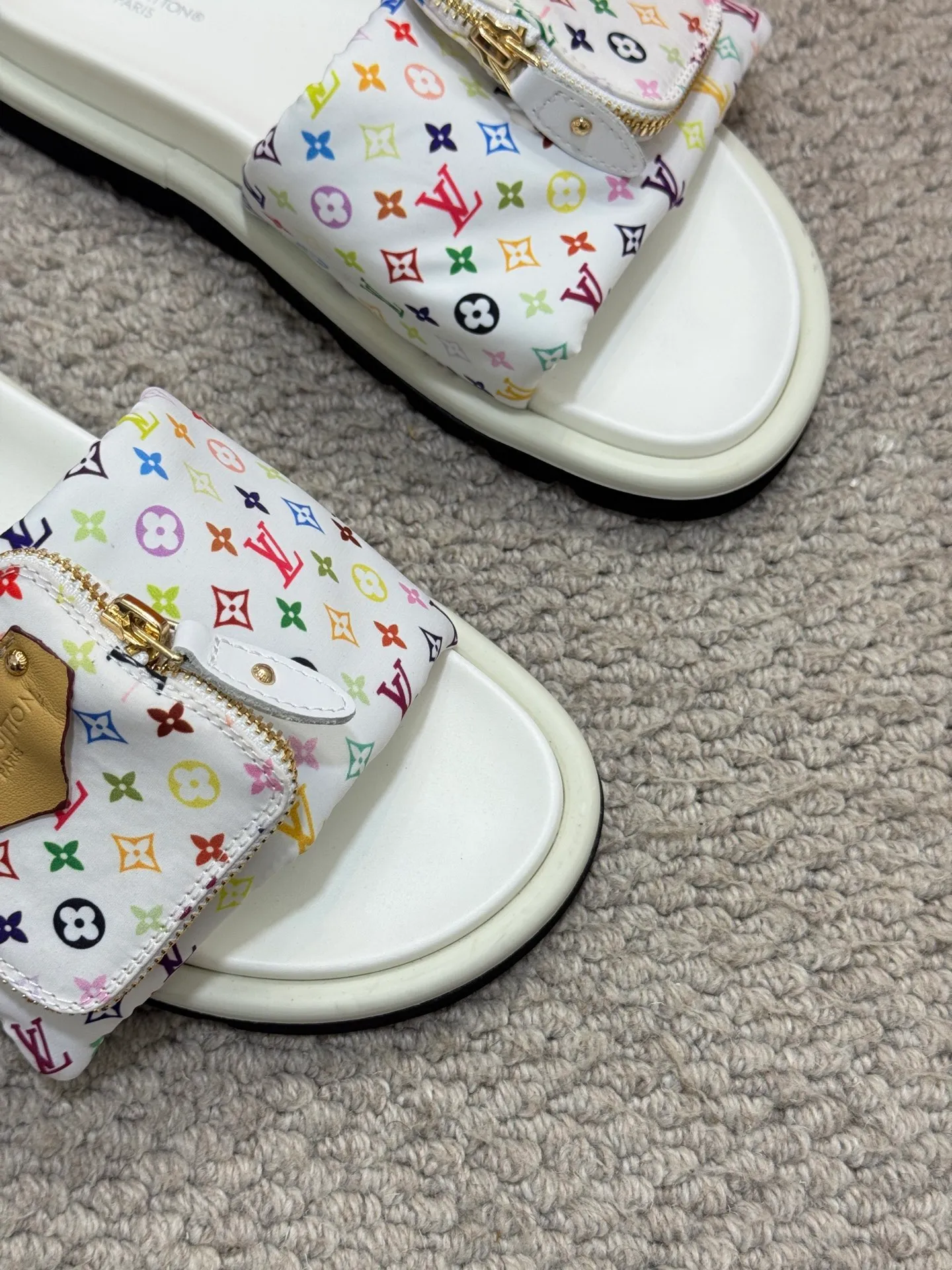Men's shoes 💰400 [New style] 🦇🦇Top original order [Louis Vuitton] Couple style 👫Spring and summer style🎯🎯As an active family in the fashion industry ⭐ Lv is characterized by bold innovation ⚡Fabric down cloth🔥 Combined outsole, clean and tidy ⚡Fashionable and generous🌹Multiple colors available..Size: 36-44 (45 customized